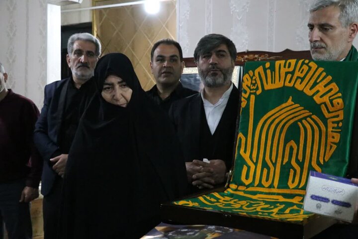 تصاویر/ دیدار خادمان حرم امام رضا با خانواده شهدای جنگ تحمیلی رمضان در ارومیه