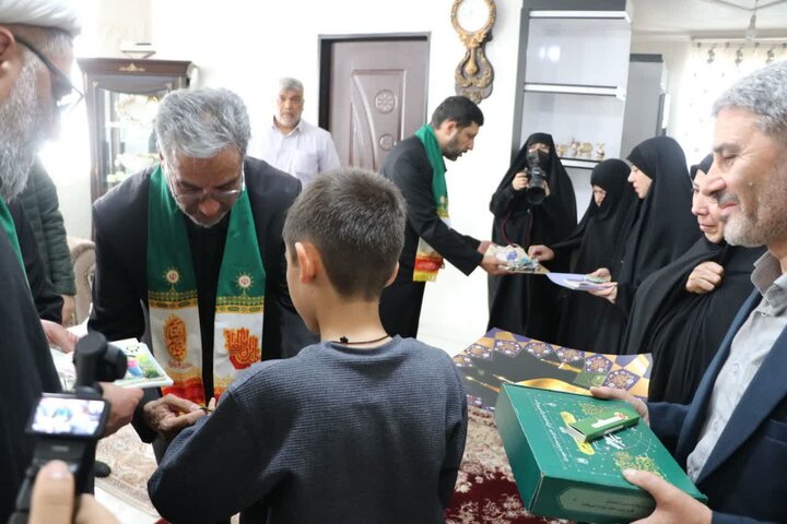 تصاویر/ دیدار خادمان حرم امام رضا با خانواده شهدای جنگ تحمیلی رمضان در ارومیه