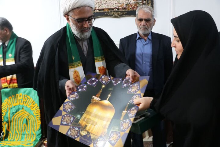 تصاویر/ دیدار خادمان حرم امام رضا با خانواده شهدای جنگ تحمیلی رمضان در ارومیه