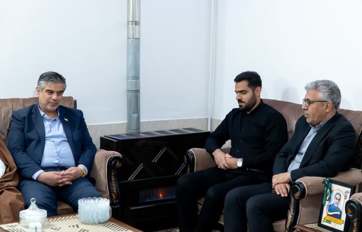 تصاویر/تجلیل استاندار مرکزی از خانواده شهید والامقام «محمدتقی کمانی»