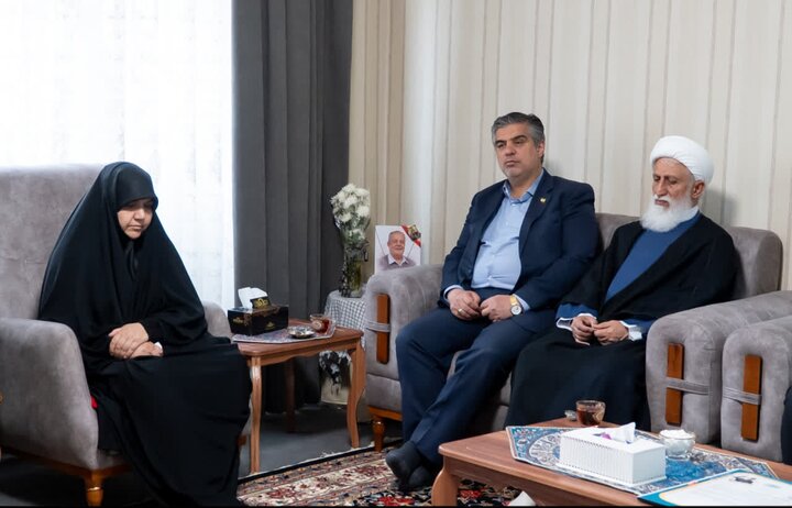 تصاویر/تجلیل استاندار مرکزی از خانواده شهید والامقام «محمدتقی کمانی»