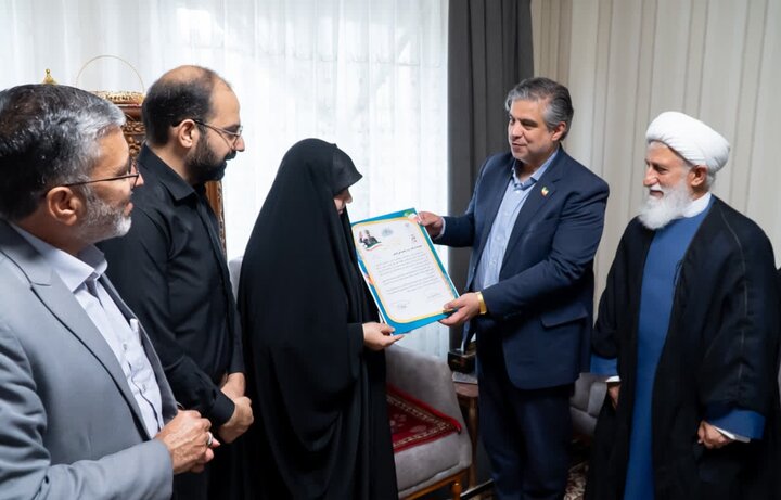 تصاویر/تجلیل استاندار مرکزی از خانواده شهید والامقام «محمدتقی کمانی»