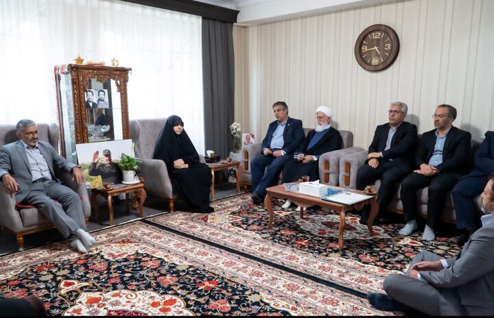 تصاویر/تجلیل استاندار مرکزی از خانواده شهید والامقام «محمدتقی کمانی»