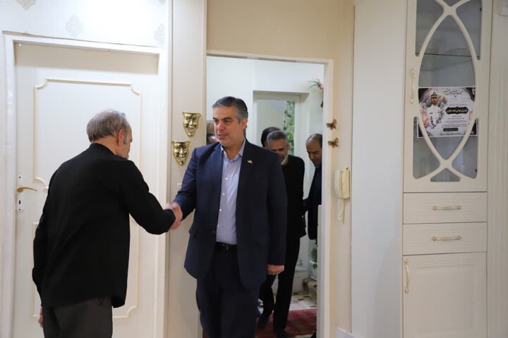 تصاویر/دیدار استاندار مرکزی با خانواده  شهید ناو سروان مهندس محمد جعفری از شهدای جنگ رمضان