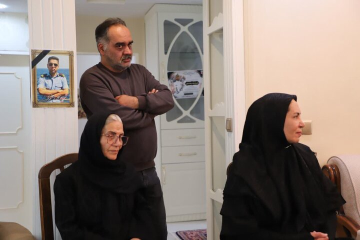تصاویر/دیدار استاندار مرکزی با خانواده  شهید ناو سروان مهندس محمد جعفری از شهدای جنگ رمضان