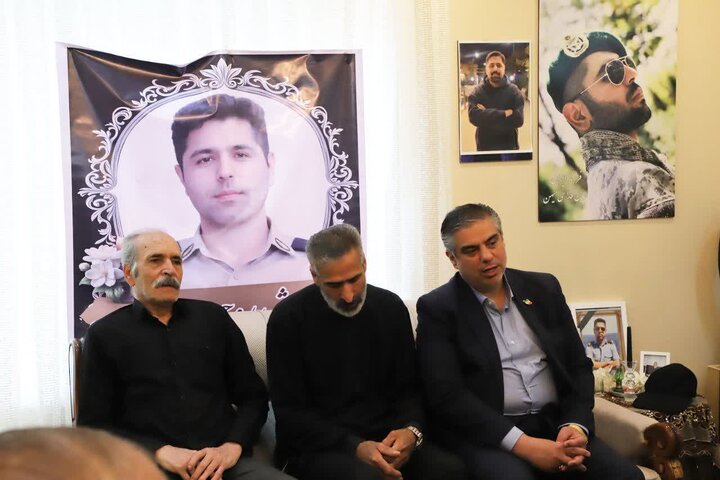 تصاویر/دیدار استاندار مرکزی با خانواده  شهید ناو سروان مهندس محمد جعفری از شهدای جنگ رمضان
