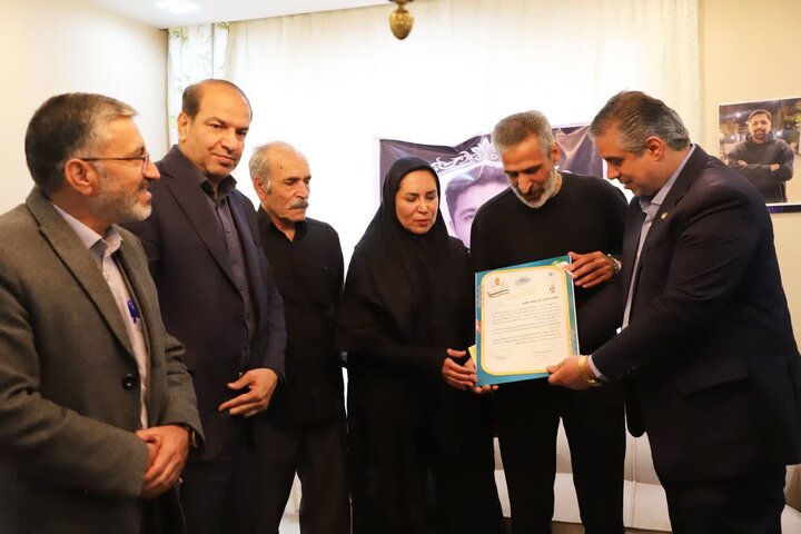 تصاویر/دیدار استاندار مرکزی با خانواده  شهید ناو سروان مهندس محمد جعفری از شهدای جنگ رمضان