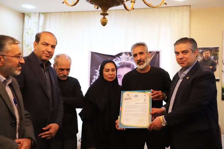 تصاویر/دیدار استاندار مرکزی با خانواده  شهید ناو سروان مهندس محمد جعفری از شهدای جنگ رمضان