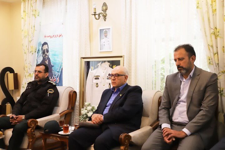 تصاویر/دیدار استاندار مرکزی با خانواده  شهید ناو سروان مهندس محمد جعفری از شهدای جنگ رمضان