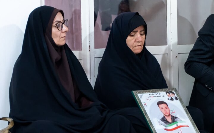 تصاویر/دیدار استاندار مرکزی با خانواده شهید سرباز «محمدمهدی امانی»