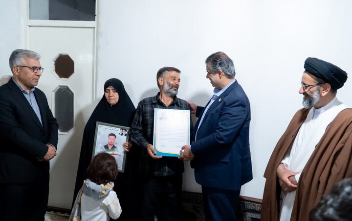 تصاویر/دیدار استاندار مرکزی با خانواده شهید سرباز «محمدمهدی امانی»