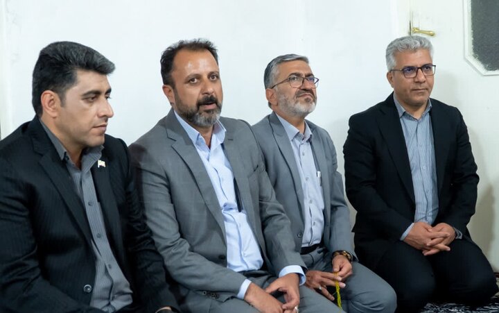 تصاویر/دیدار استاندار مرکزی با خانواده شهید سرباز «محمدمهدی امانی»