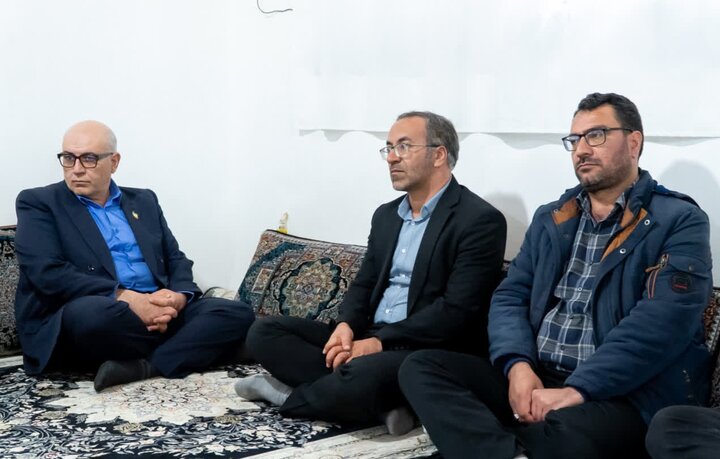 تصاویر/دیدار استاندار مرکزی با خانواده شهید سرباز «محمدمهدی امانی»