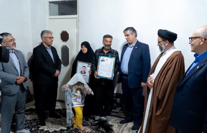 تصاویر/دیدار استاندار مرکزی با خانواده شهید سرباز «محمدمهدی امانی»