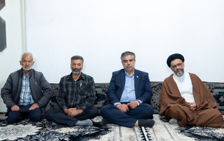 تصاویر/دیدار استاندار مرکزی با خانواده شهید سرباز «محمدمهدی امانی»