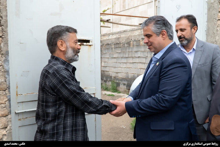 تصاویر/دیدار استاندار مرکزی با خانواده شهید سرباز «محمدمهدی امانی»