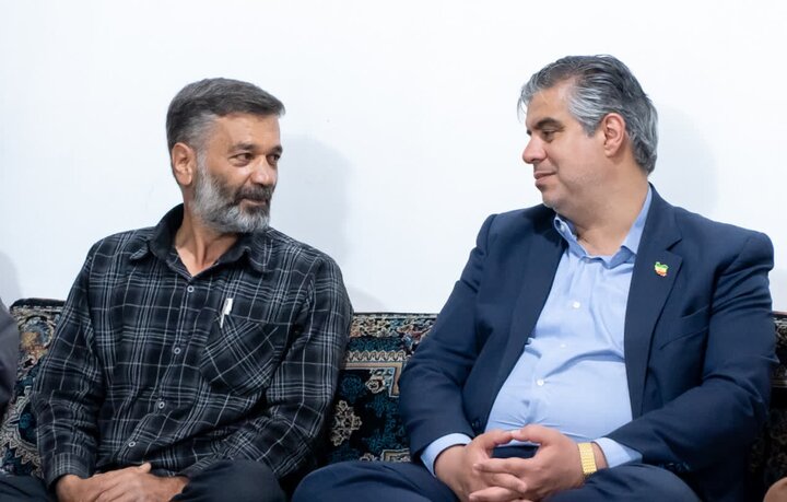 تصاویر/دیدار استاندار مرکزی با خانواده شهید سرباز «محمدمهدی امانی»