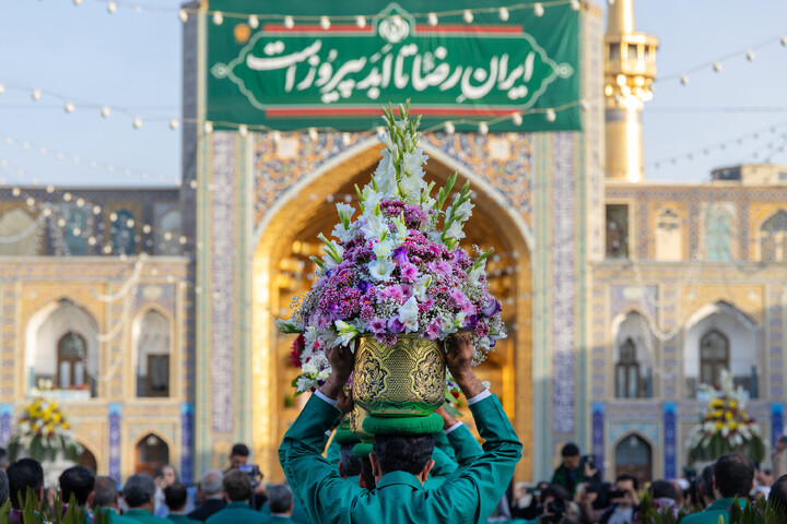 تصاویر/ گل‌آرایی ضریح مطهر رضوی در آستانه ولادت امام رضا (علیه‌السلام)