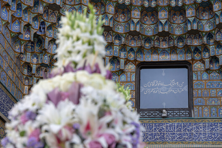 تصاویر/ گل‌آرایی ضریح مطهر رضوی در آستانه ولادت امام رضا (علیه‌السلام)
