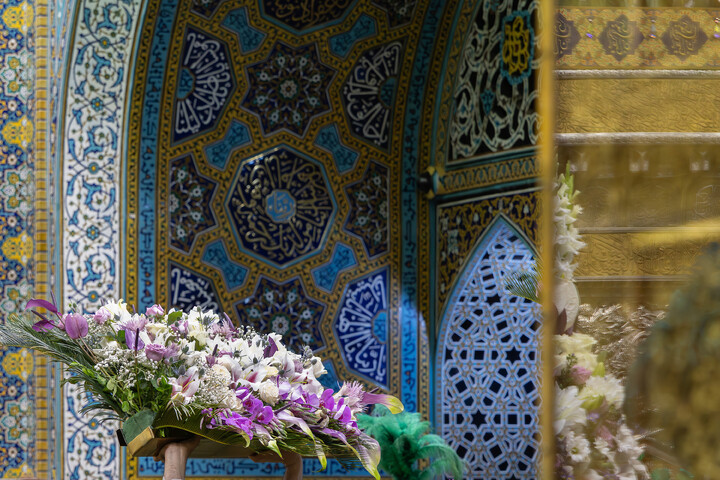تصاویر/ گل‌آرایی ضریح مطهر رضوی در آستانه ولادت امام رضا (علیه‌السلام)