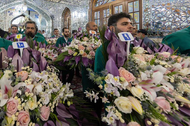 تصاویر/ گل‌آرایی ضریح مطهر رضوی در آستانه ولادت امام رضا (علیه‌السلام)