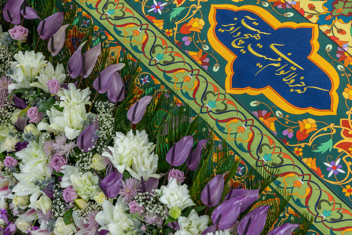 تصاویر/ گل‌آرایی ضریح مطهر رضوی در آستانه ولادت امام رضا (علیه‌السلام)