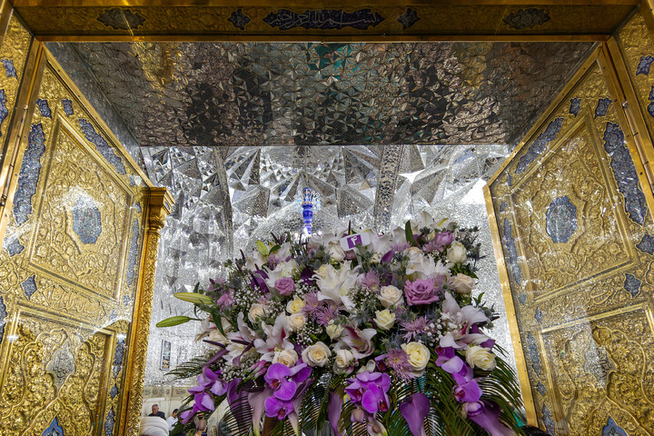تصاویر/ گل‌آرایی ضریح مطهر رضوی در آستانه ولادت امام رضا (علیه‌السلام)