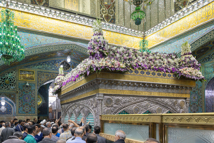 تصاویر/ گل‌آرایی ضریح مطهر رضوی در آستانه ولادت امام رضا (علیه‌السلام)