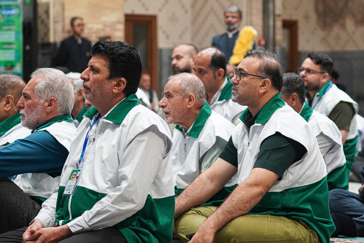 تصاویر/ تشرف جمعی از هنرمندان خوشنویس به حرم مطهر رضوی