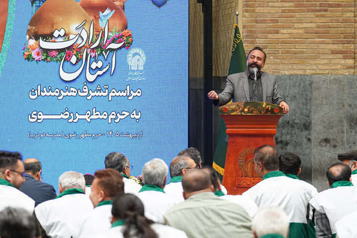 تصاویر/ تشرف جمعی از هنرمندان خوشنویس به حرم مطهر رضوی
