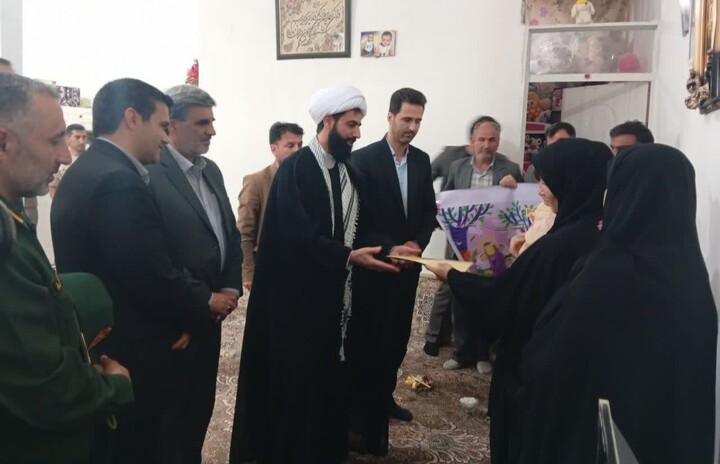 تصاویر / تجلیل امام رزن از شهدای جنگ رمضان شهرستان