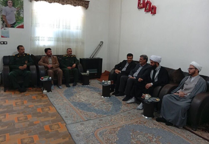 تصاویر / تجلیل امام رزن از شهدای جنگ رمضان شهرستان