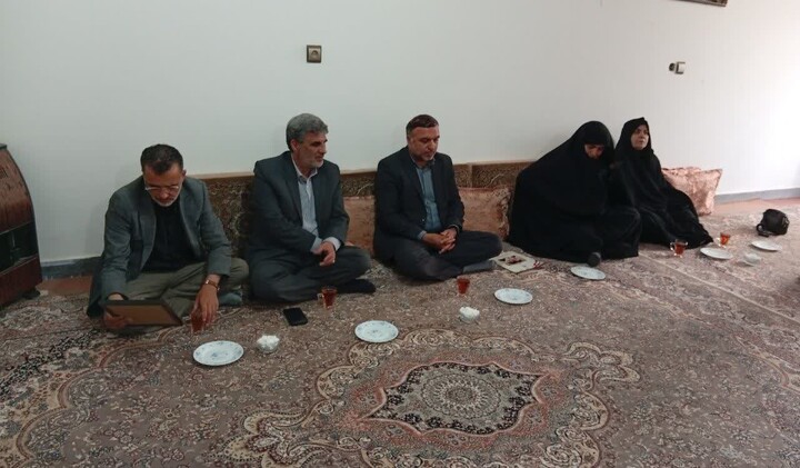 تصاویر / تجلیل امام رزن از شهدای جنگ رمضان شهرستان