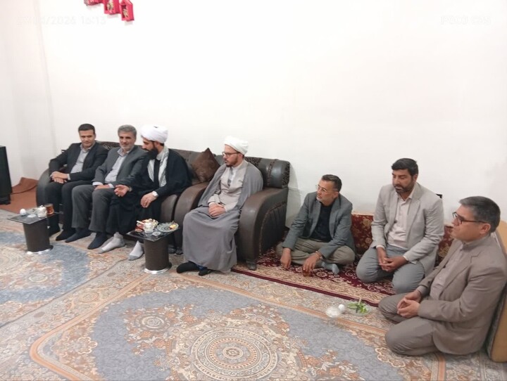 تصاویر / تجلیل امام رزن از شهدای جنگ رمضان شهرستان