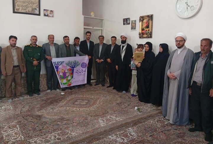 تصاویر / تجلیل امام رزن از شهدای جنگ رمضان شهرستان