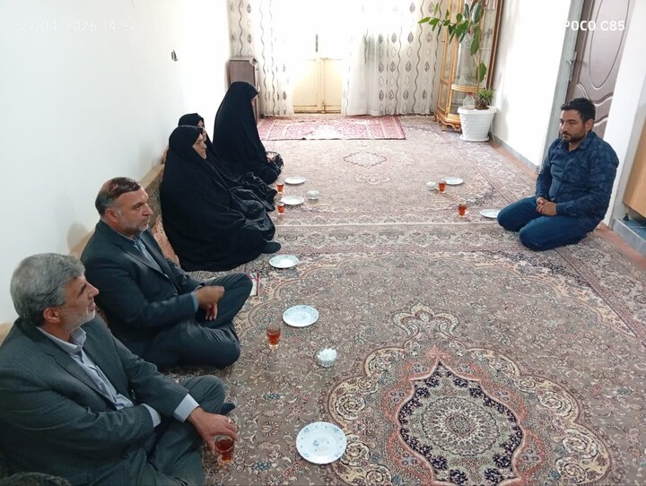 تصاویر / تجلیل امام رزن از شهدای جنگ رمضان شهرستان