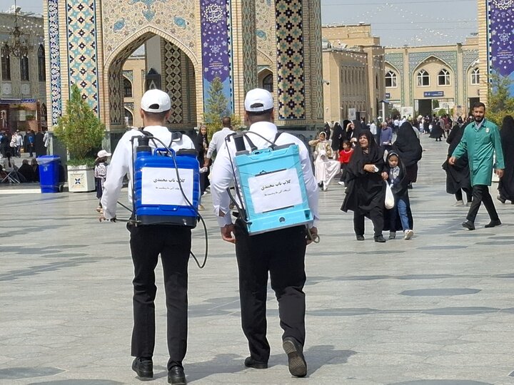 عطرافشانی حرم امام هشتم با گلاب ناب کاشان