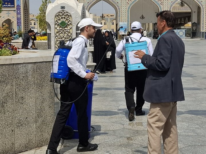 عطرافشانی حرم امام هشتم با گلاب ناب کاشان