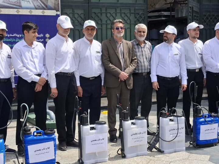 عطرافشانی حرم امام هشتم با گلاب ناب کاشان