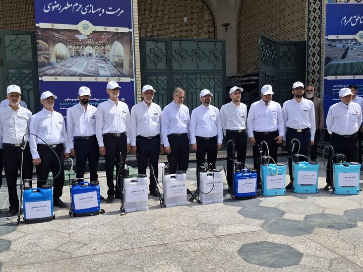 عطرافشانی حرم امام هشتم با گلاب ناب کاشان