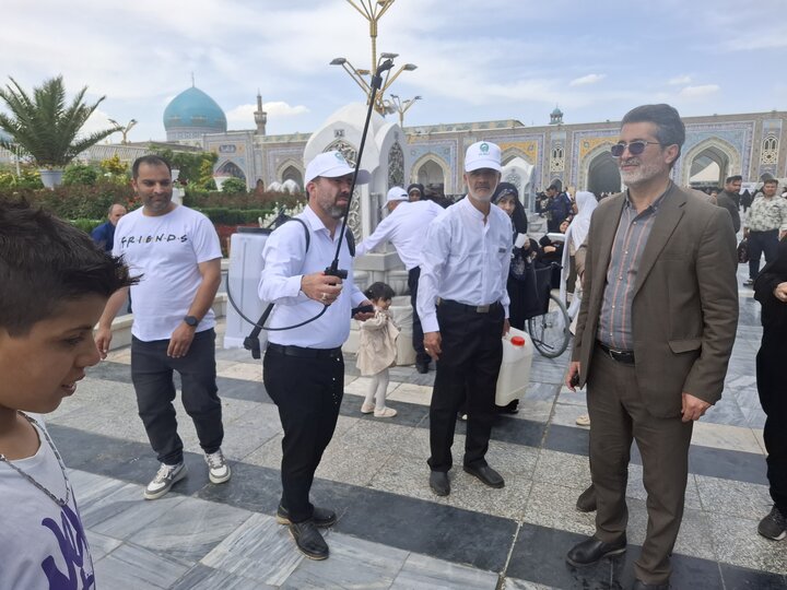 عطرافشانی حرم امام هشتم با گلاب ناب کاشان