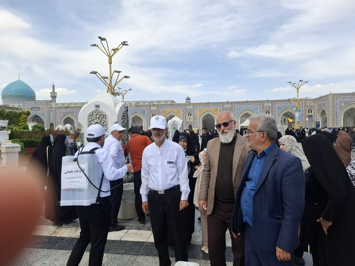 عطرافشانی حرم امام هشتم با گلاب ناب کاشان