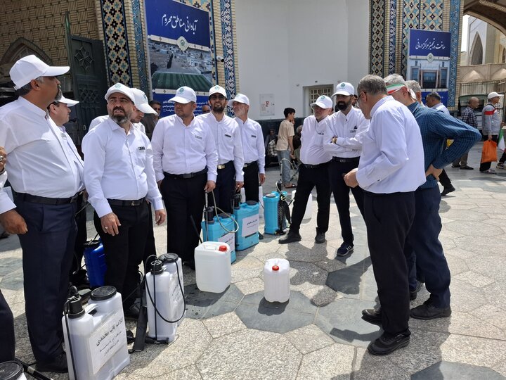 عطرافشانی حرم امام هشتم با گلاب ناب کاشان