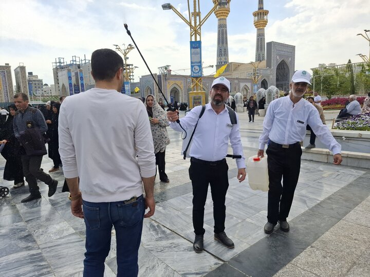 عطرافشانی حرم امام هشتم با گلاب ناب کاشان