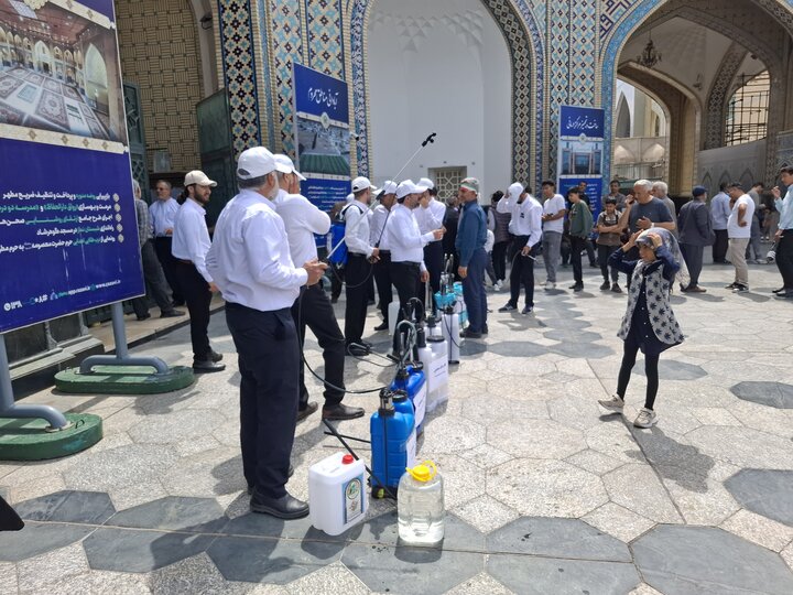 عطرافشانی حرم امام هشتم با گلاب ناب کاشان