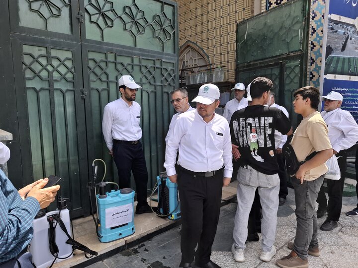 عطرافشانی حرم امام هشتم با گلاب ناب کاشان