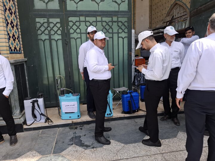 عطرافشانی حرم امام هشتم با گلاب ناب کاشان