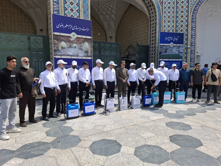 عطرافشانی حرم امام هشتم با گلاب ناب کاشان