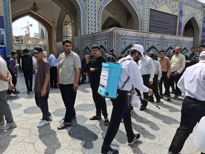 عطرافشانی حرم امام هشتم با گلاب ناب کاشان
