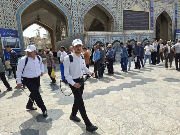 عطرافشانی حرم امام هشتم با گلاب ناب کاشان